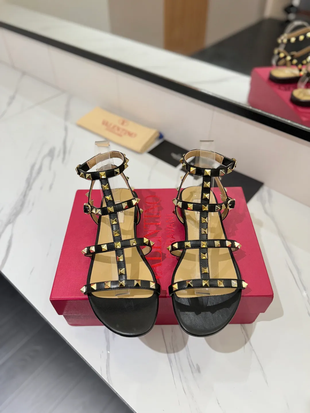 👟👟Ex-factory price 520👟👟 Valentino/Valentino rivet VT classic ankle-wrap rivet sandals, timeless 🆕 deeply rooted in people's hearts❤️A must-have item that never goes out of style🫰top replica! The side curves are perfect, the original molded custom-made rust-free rivets, and the textured hardware bring out a full sense of high-end, giving you a genuine foot feel! The first choice for high-end customers❤️ [Material] Upper: Original imported customized cowhide Inner lining: Original imported goatskin Outsole: Imported pearlescent leather outsole Code number: 35-39 [34, 40, 41, 42 are custom-made and cannot be returned or exchanged]